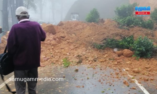 சரிந்து வீழ்ந்த மண்மேடு - பிரதான வீதிக்கு மீண்டும் பூட்டு..! 